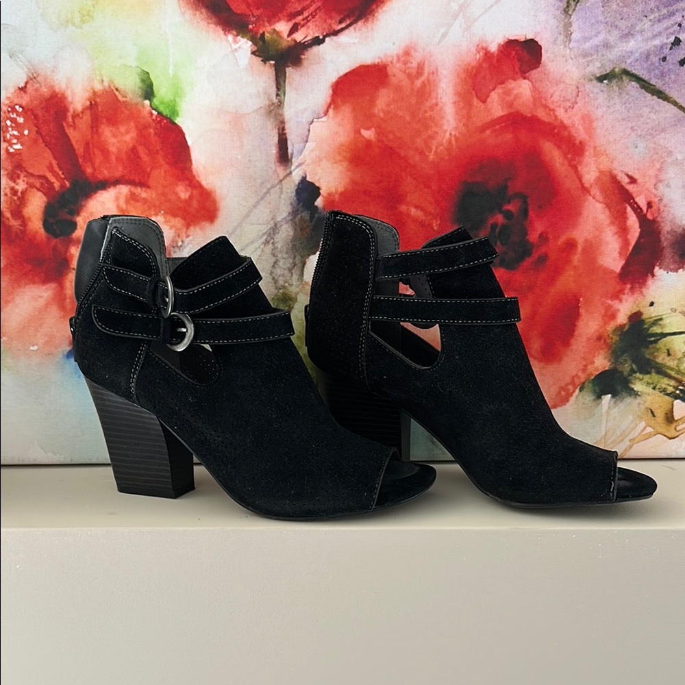White Mountain Black Heeled open toe heels